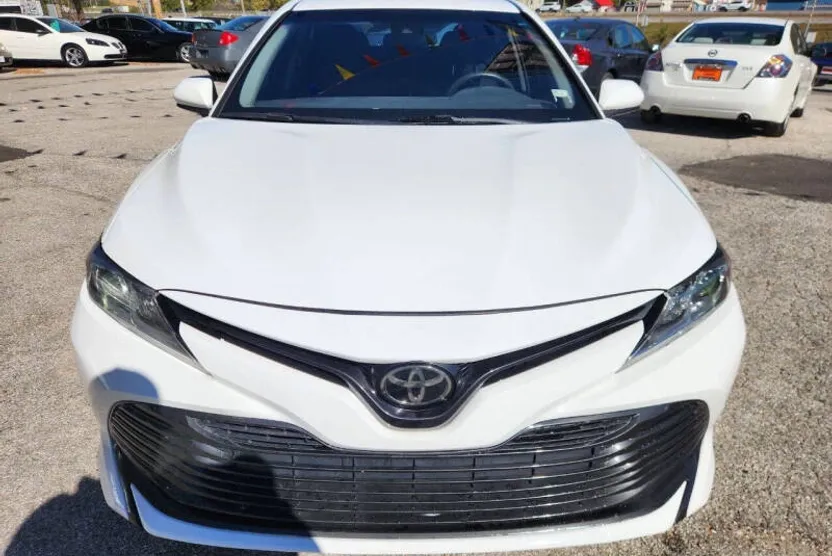 2018 Toyota Camry LE photo 1