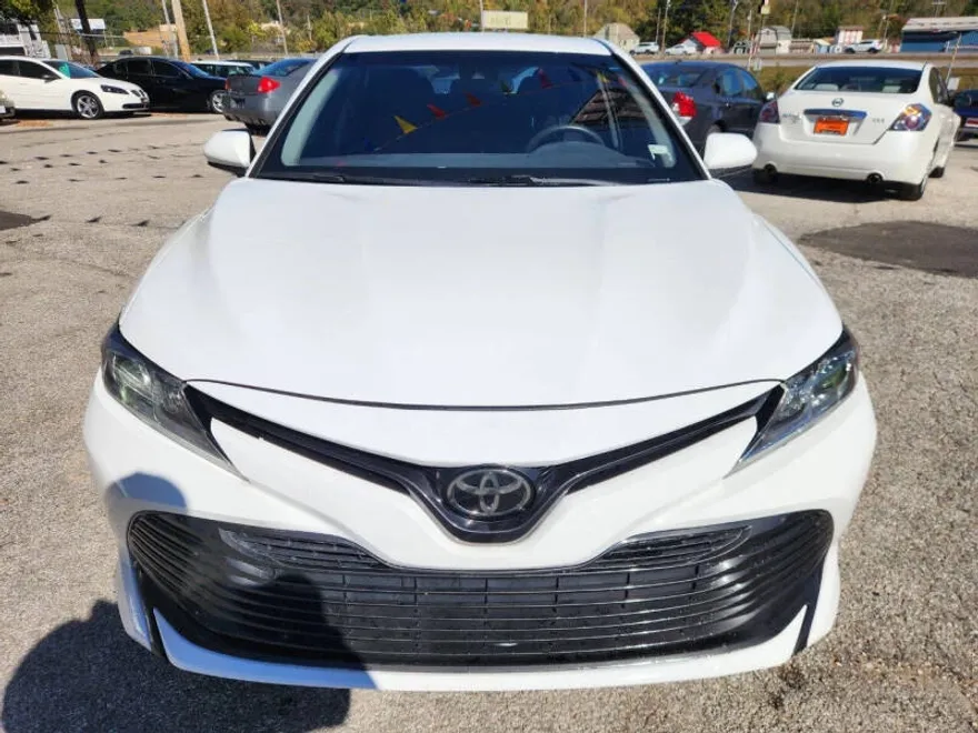 2018 Toyota Camry LE photo 1
