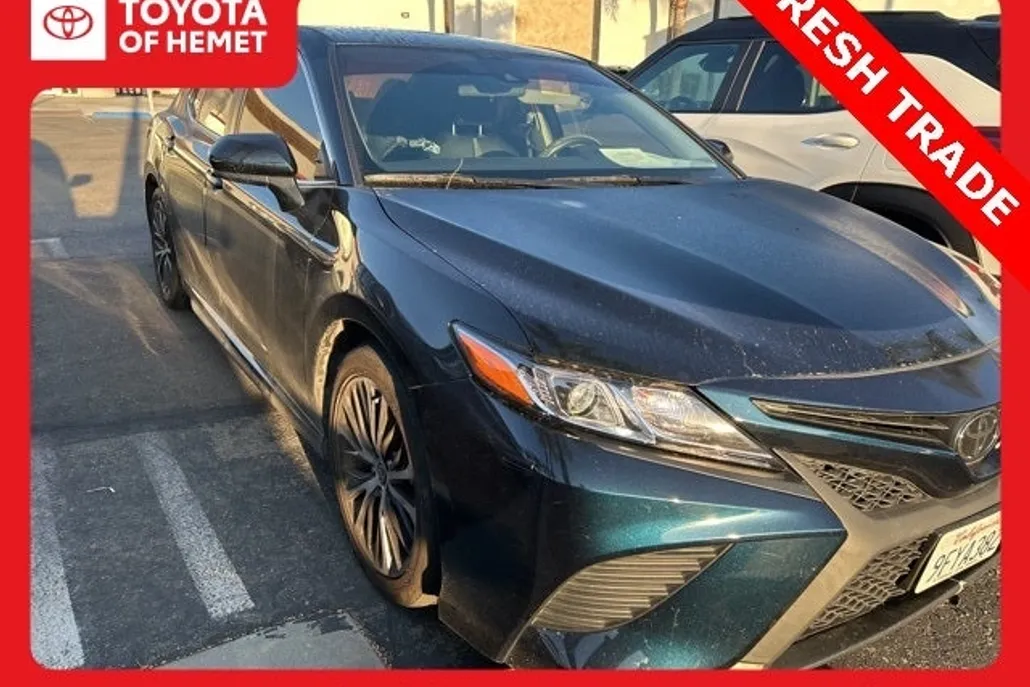 2020 Toyota Camry SE photo 1