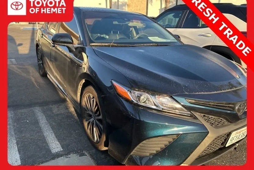 2020 Toyota Camry SE photo 1