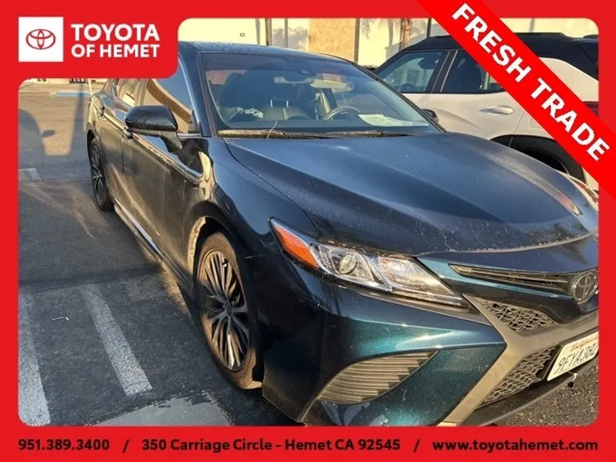 2020 Toyota Camry SE photo 1