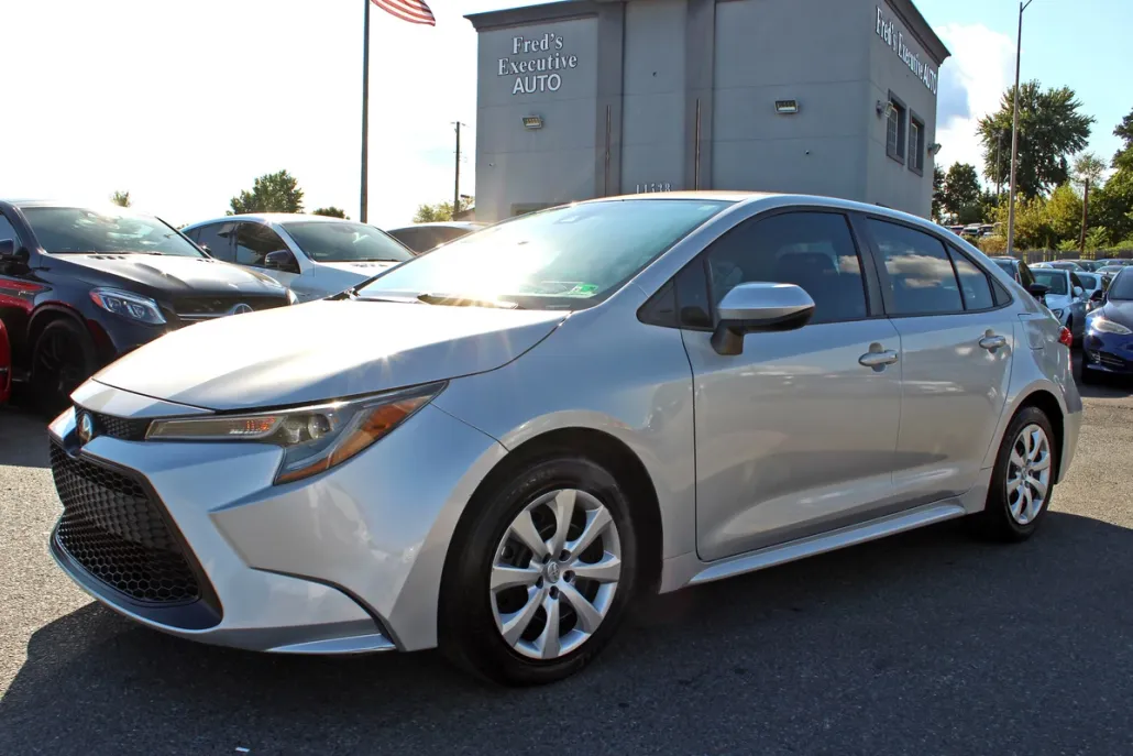 2020 Toyota Corolla LE photo 1