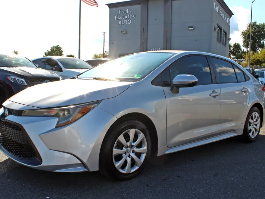 2020 Toyota Corolla LE photo 1