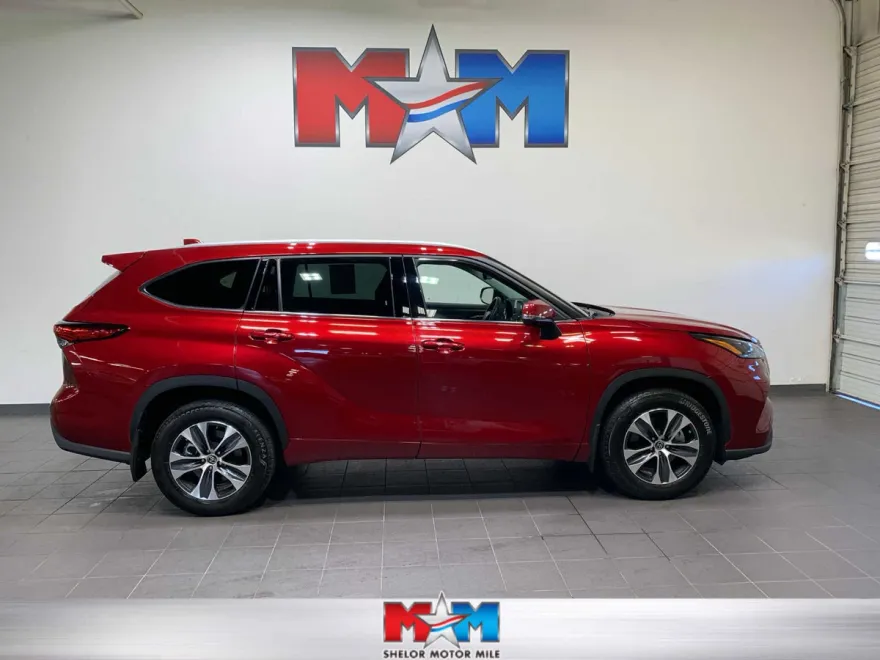 2022 Toyota Highlander XLE photo 1