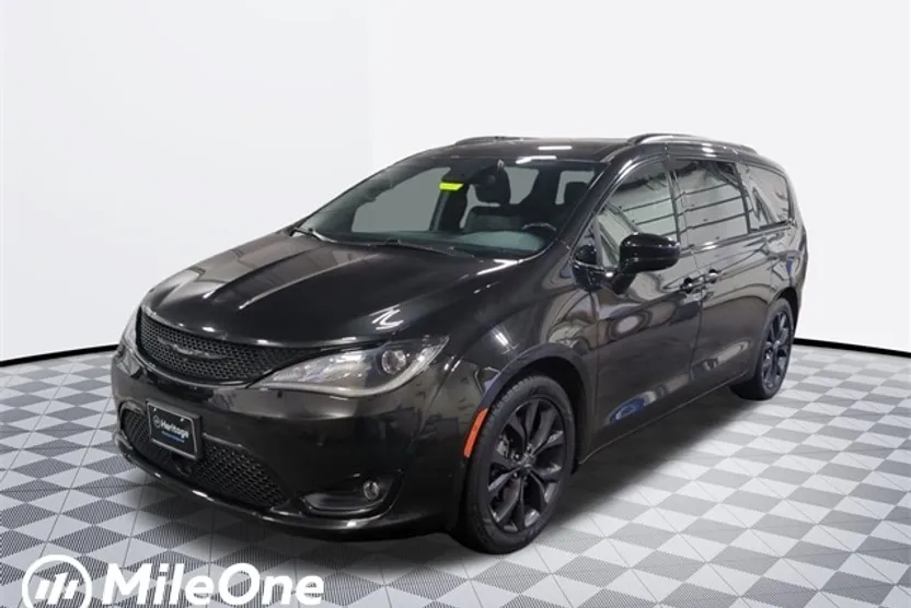 2020 Chrysler Pacifica Touring L photo 1