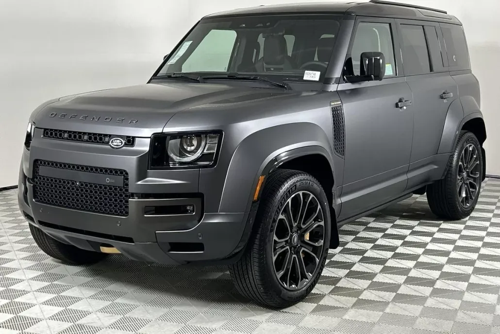 2025 Land Rover Defender 110 photo 1