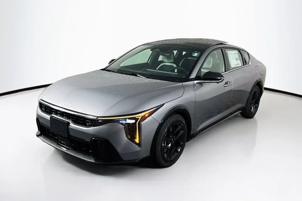 2025 Kia K4 GT-Line Turbo photo 1