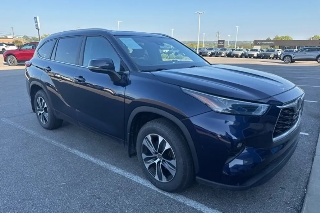 2023 Toyota Highlander L photo 1