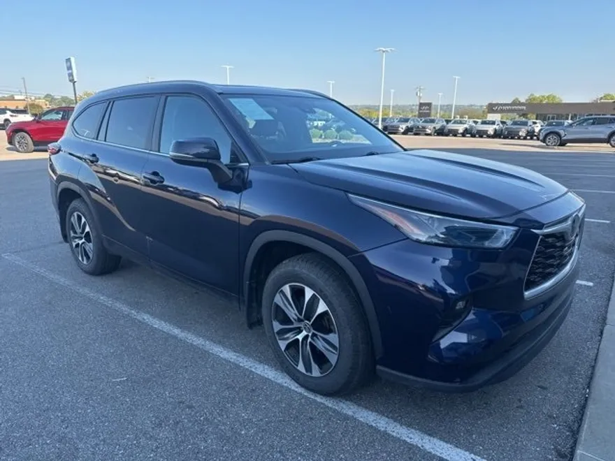 2023 Toyota Highlander L photo 1