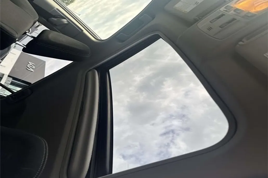 2015 Toyota RAV4 XLE photo 1