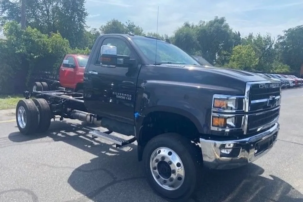 2024 Chevrolet Silverado 5500HD LT photo 1