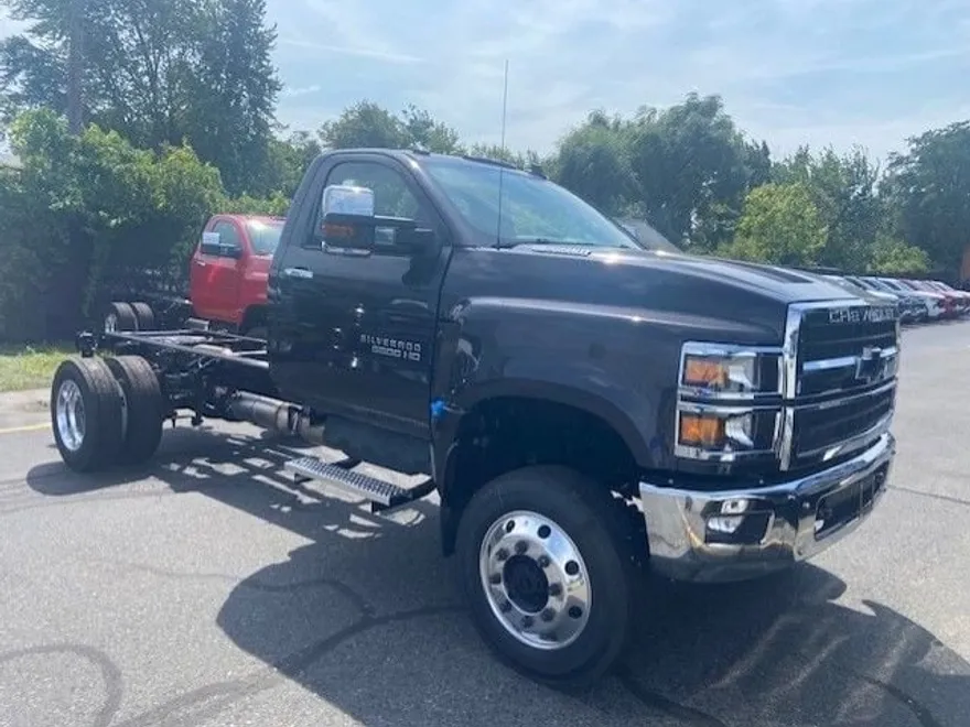 2024 Chevrolet Silverado 5500HD LT photo 1