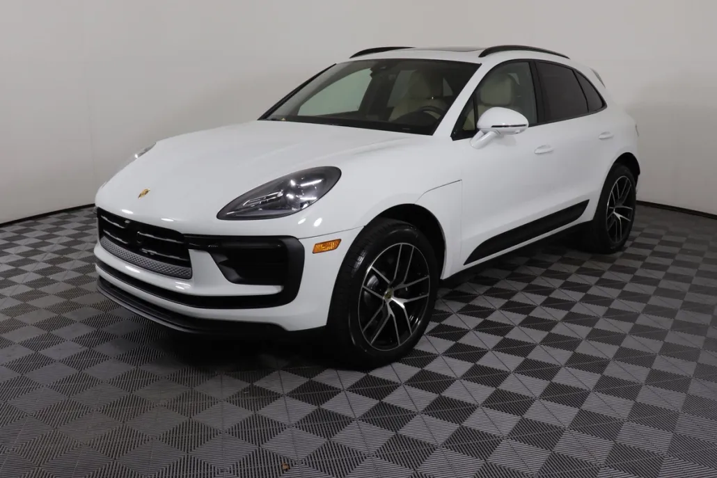 2025 Porsche Macan photo 1