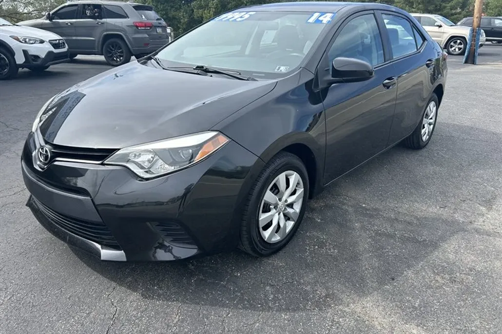 2014 Toyota Corolla LE photo 1