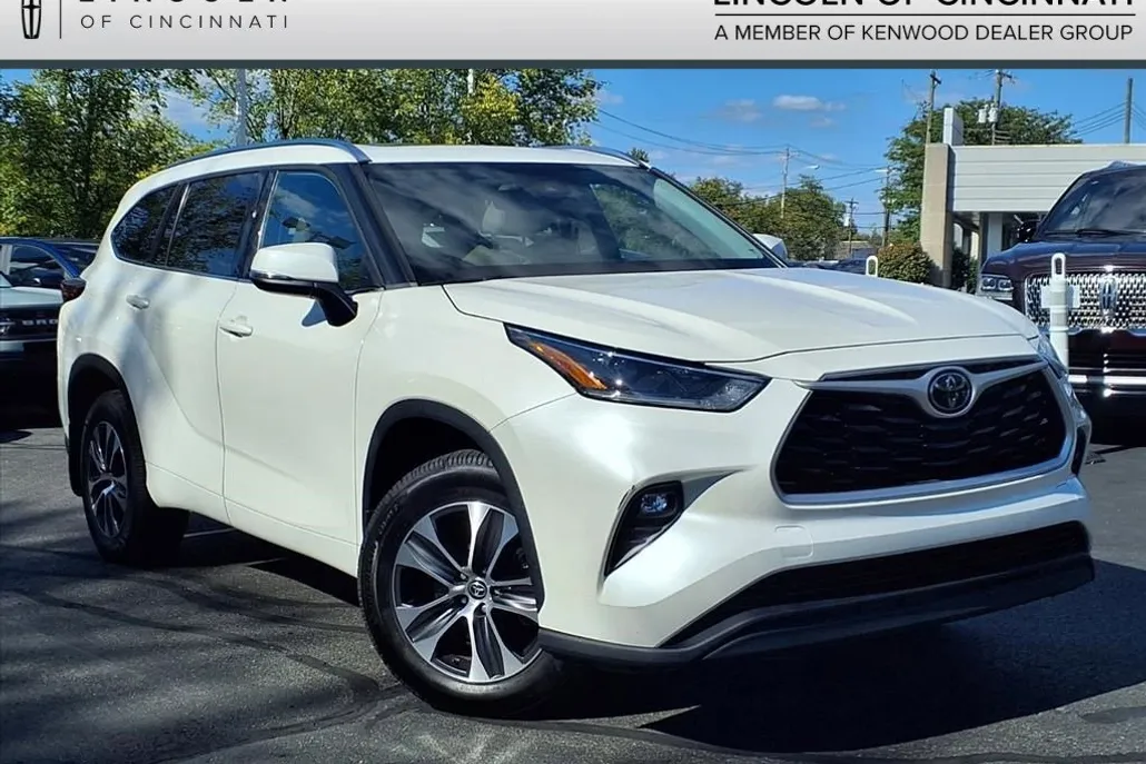2021 Toyota Highlander XLE photo 1