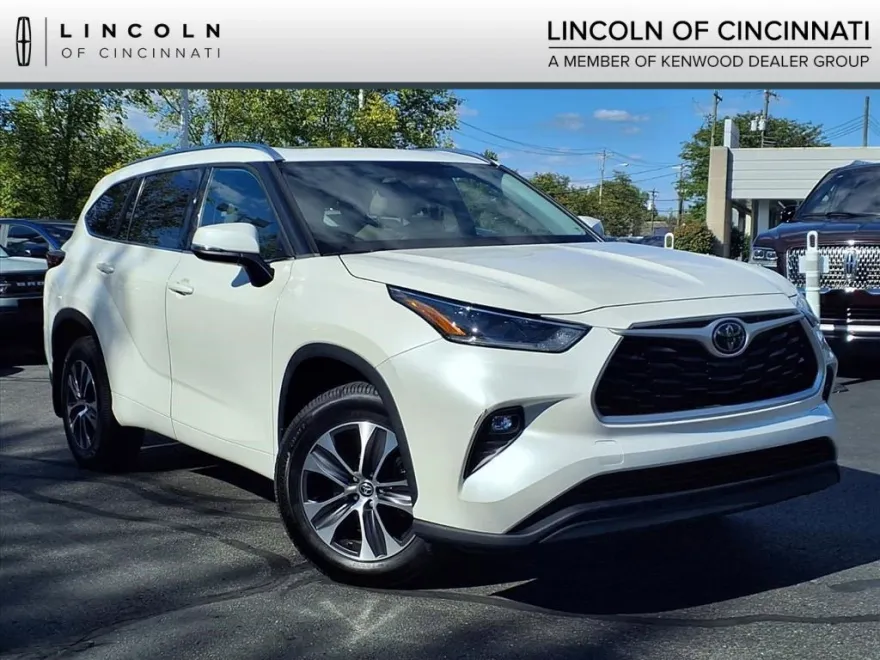 2021 Toyota Highlander XLE photo 1
