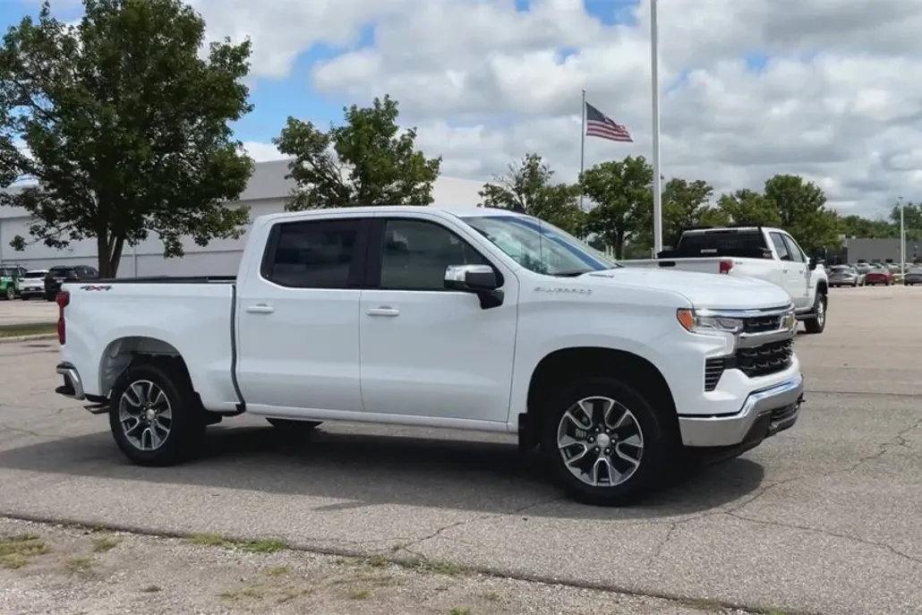 2025 Chevrolet Silverado 1500 LT photo 1