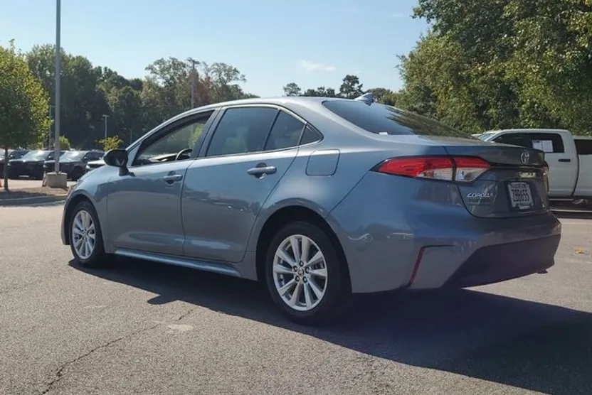 2023 Toyota Corolla LE photo 1