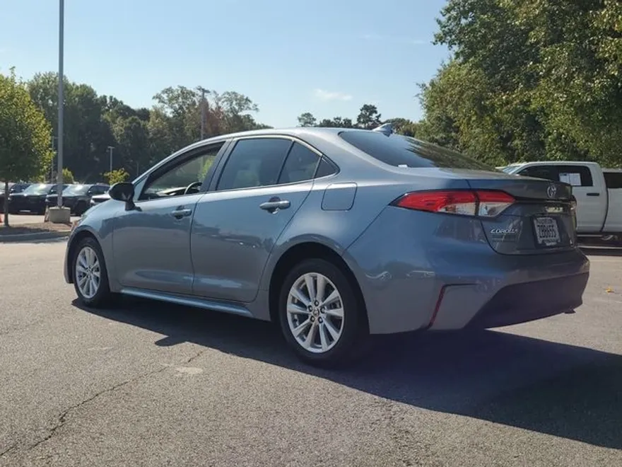 2023 Toyota Corolla LE photo 1