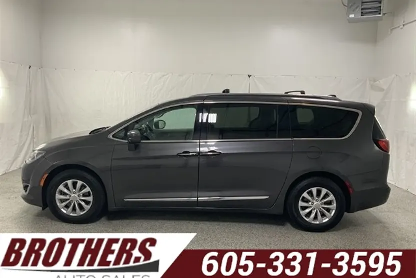 2018 Chrysler Pacifica Touring L photo 1