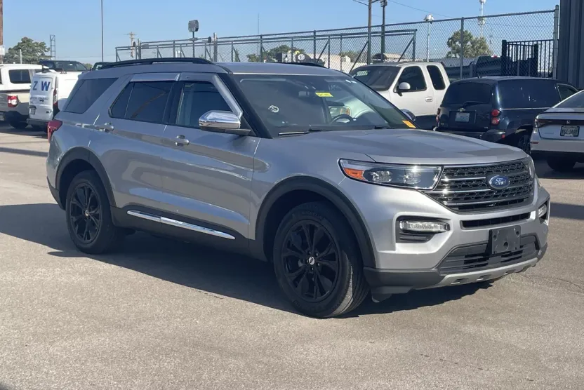 2022 Ford Explorer XLT photo 1