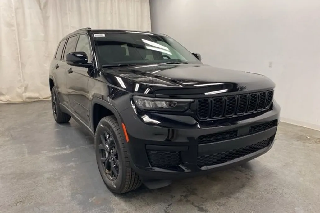 2025 Jeep Grand Cherokee Altitude photo 1