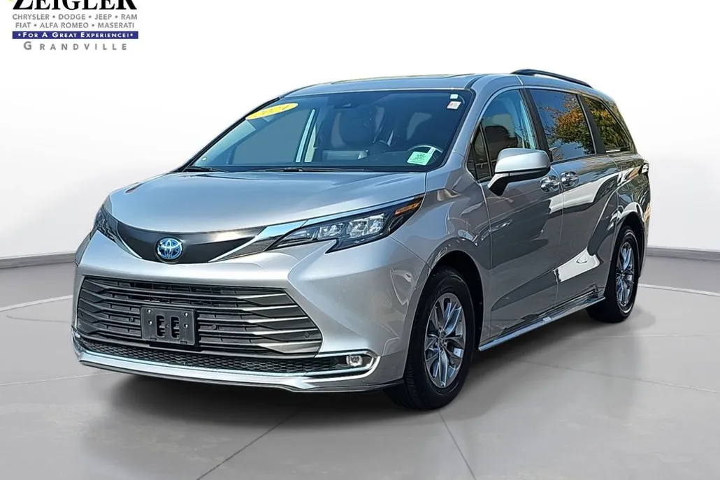 2024 Toyota Sienna XLE photo 1