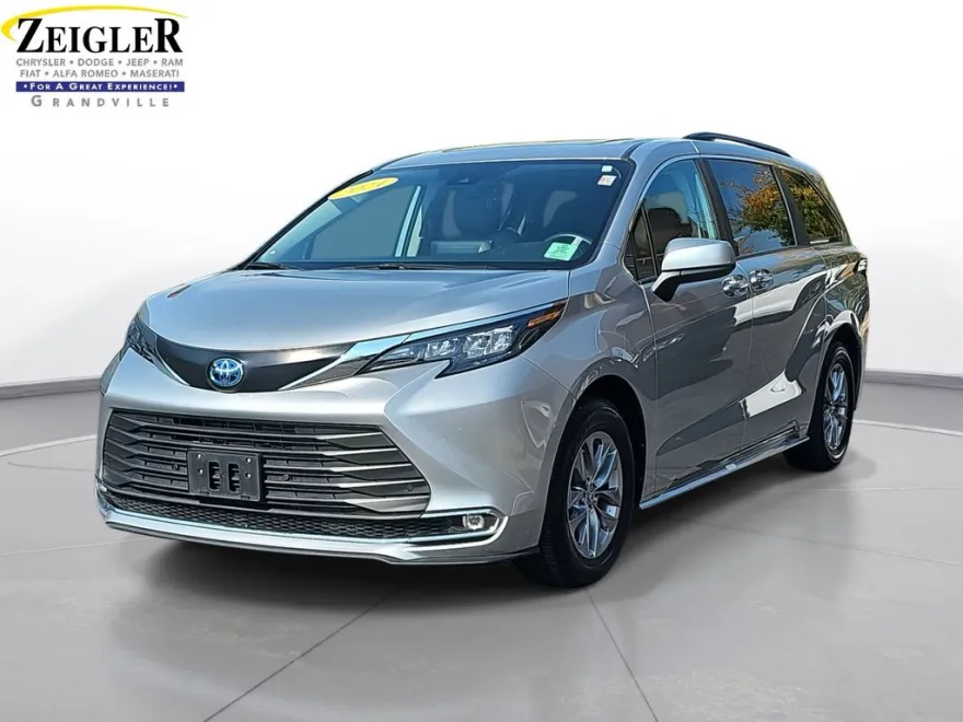 2024 Toyota Sienna XLE photo 1