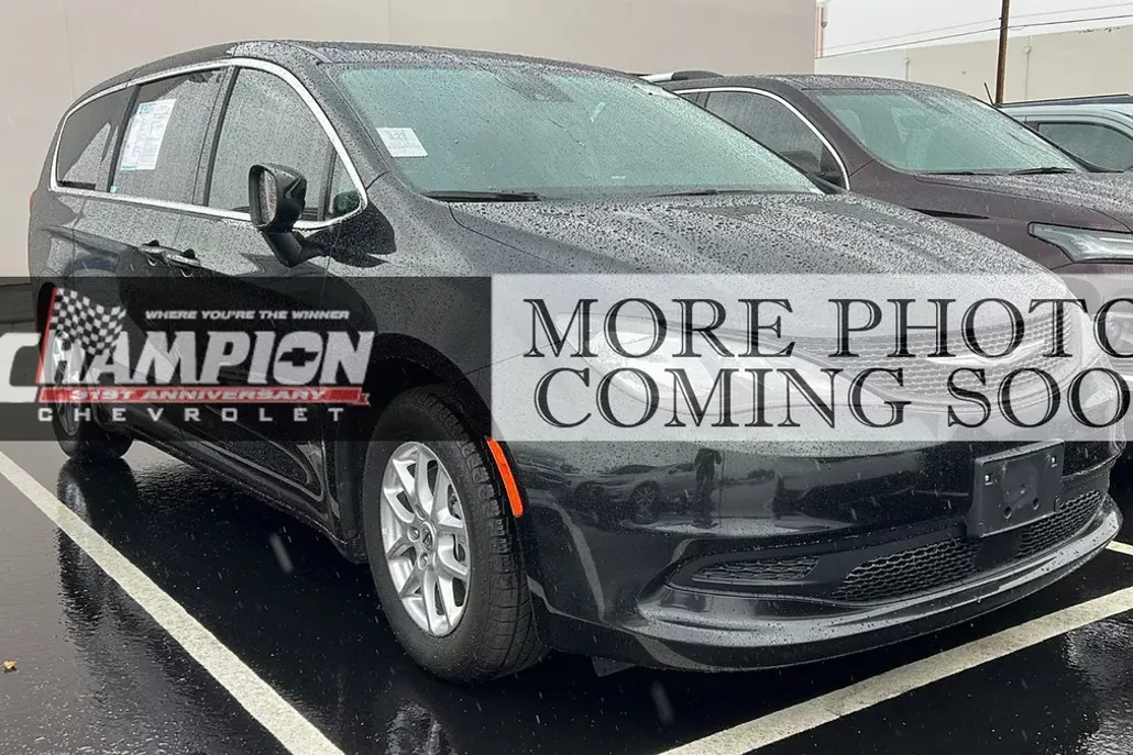 2023 Chrysler Voyager LX photo 1