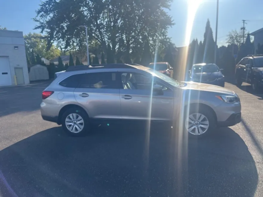 2015 Subaru Outback 2.5i Premium photo 1
