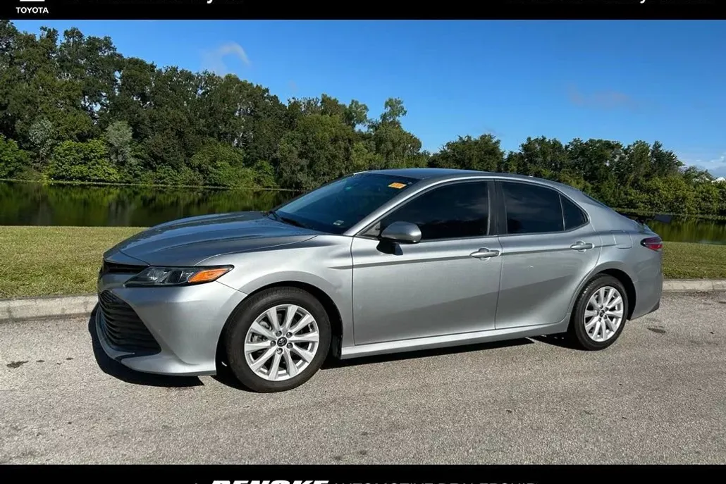 2019 Toyota Camry LE photo 1