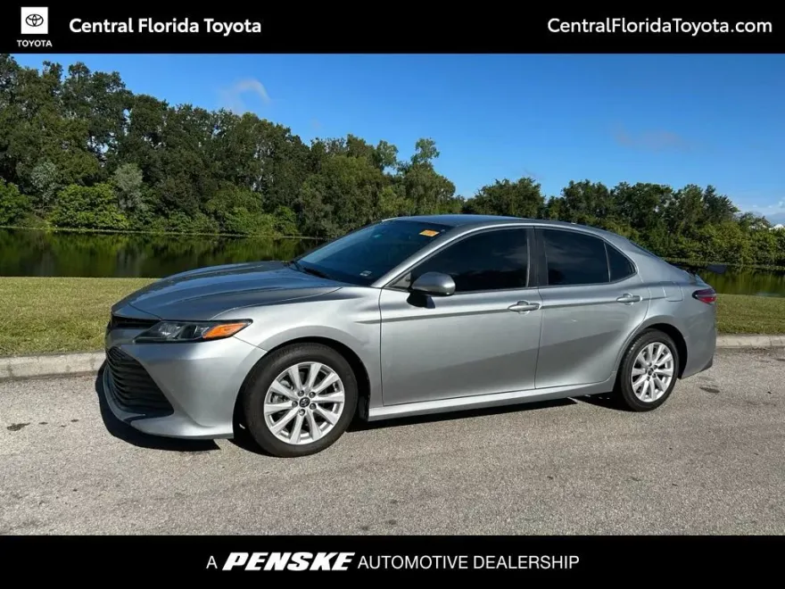 2019 Toyota Camry LE photo 1