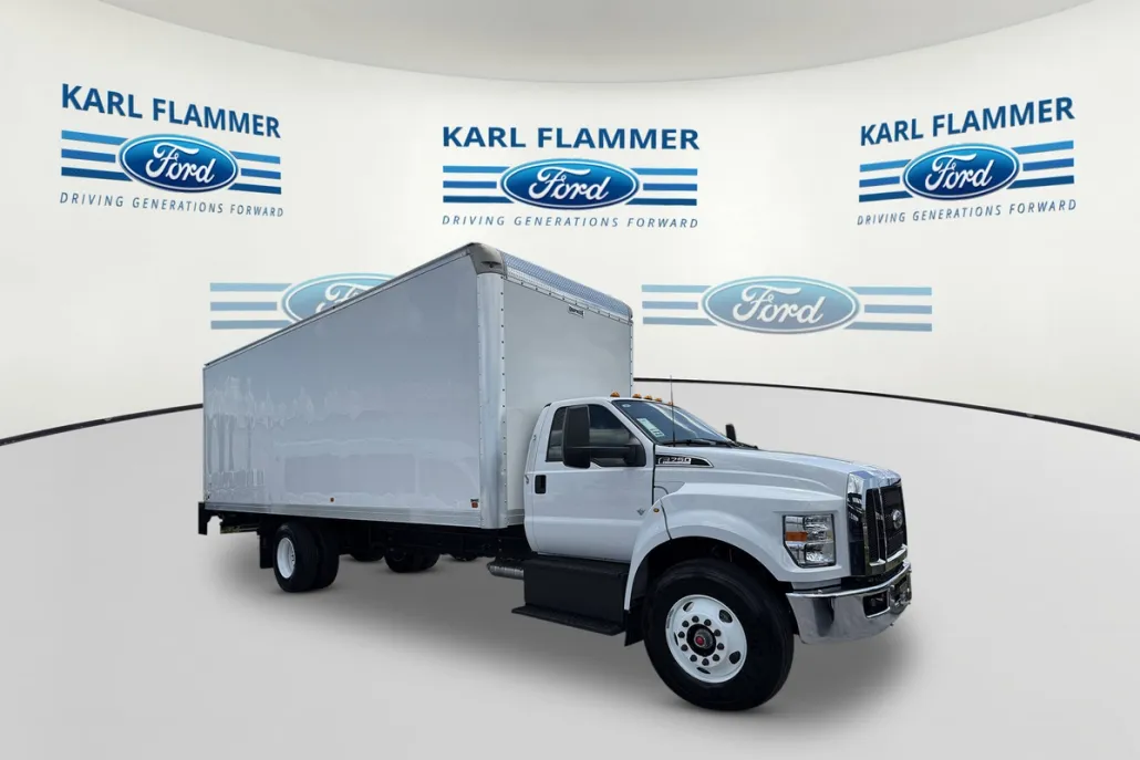 2025 Ford F-750 SuperCab photo 1