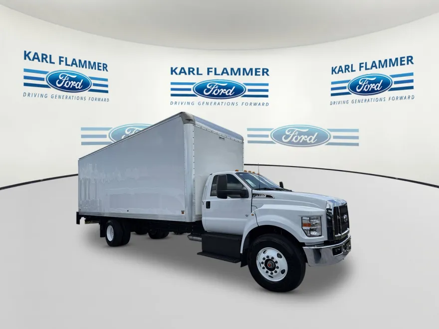 2025 Ford F-750 SuperCab photo 1