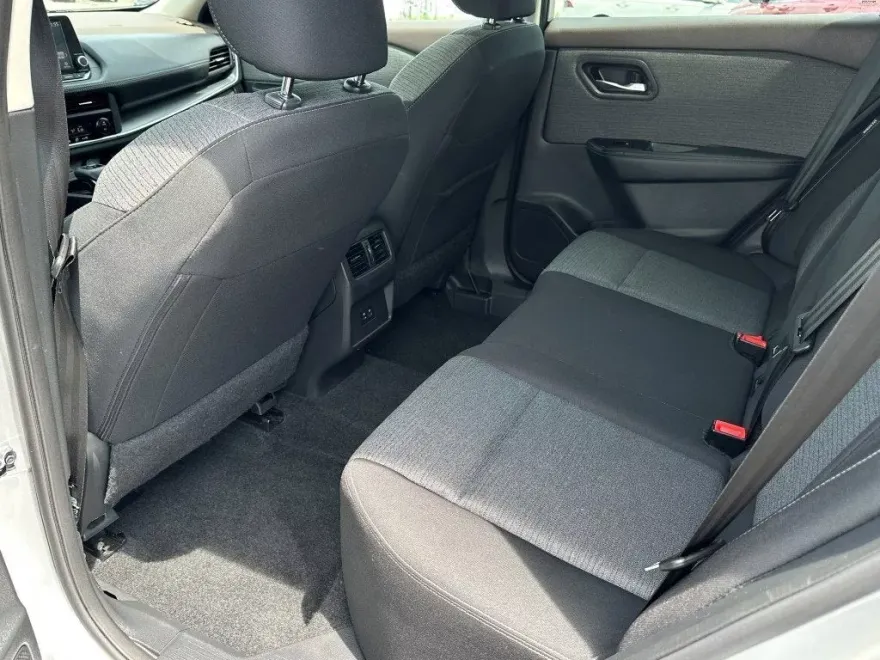 2023 Nissan Rogue SV photo 18