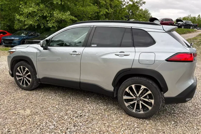 2022 Toyota Corolla Cross XLE photo 1