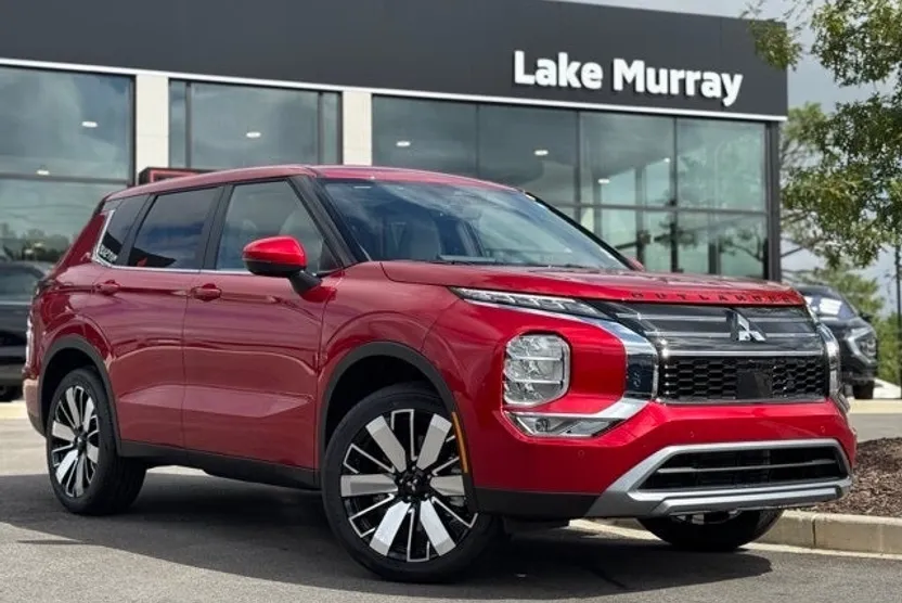 2025 Mitsubishi Outlander SE photo 1