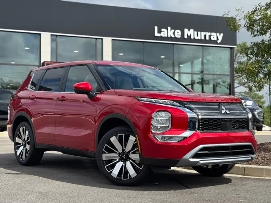 2025 Mitsubishi Outlander SE photo 1