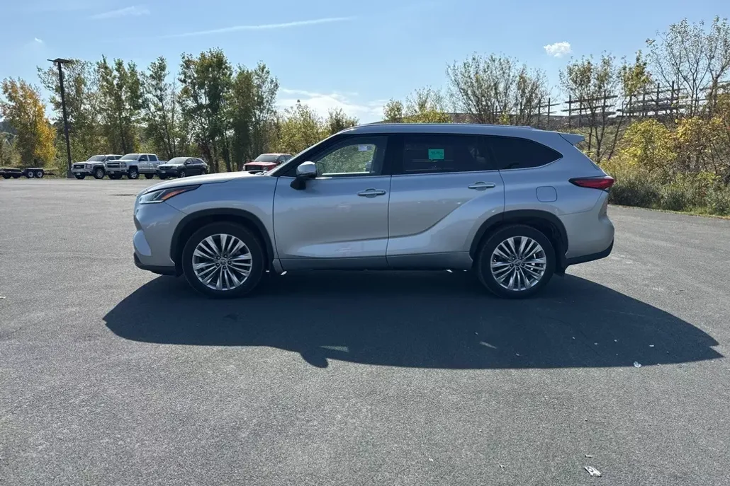 2023 Toyota Highlander Limited photo 1