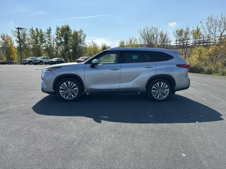 2023 Toyota Highlander Limited photo 1