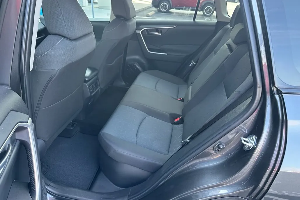 2025 Toyota RAV4 Hybrid XLE photo 1