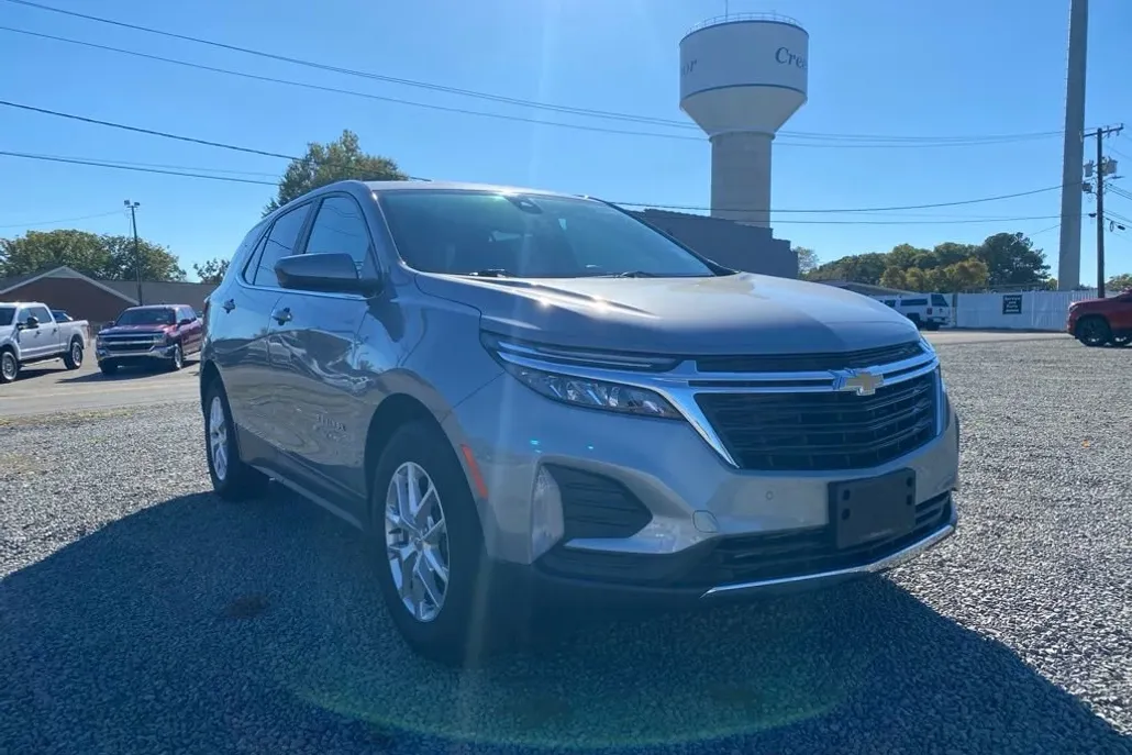 2023 Chevrolet Equinox LT photo 1