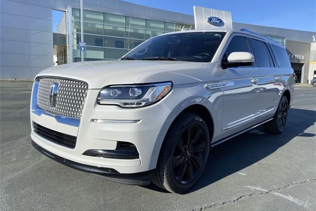 2023 Lincoln Navigator L Reserve photo 1