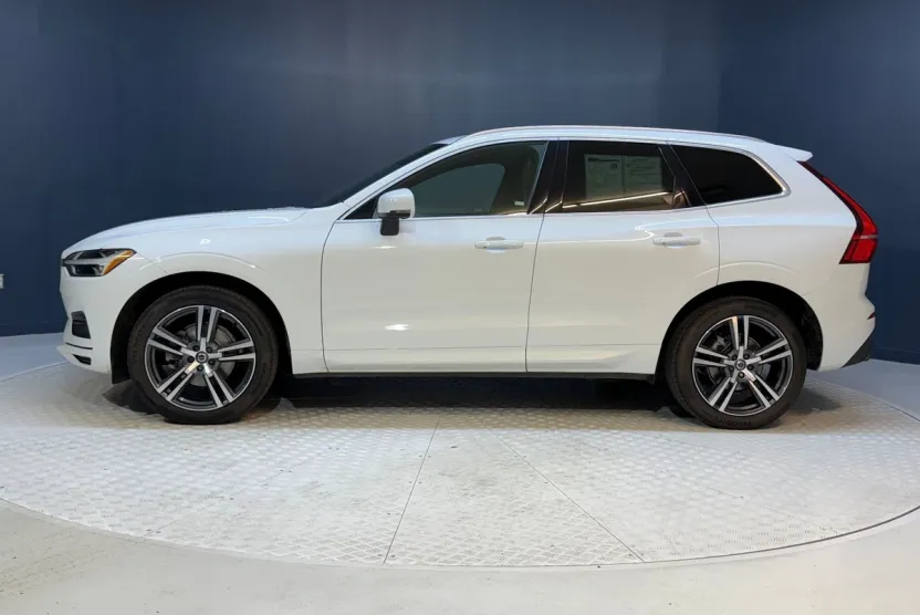 2020 Volvo XC60 T5 Momentum photo 1