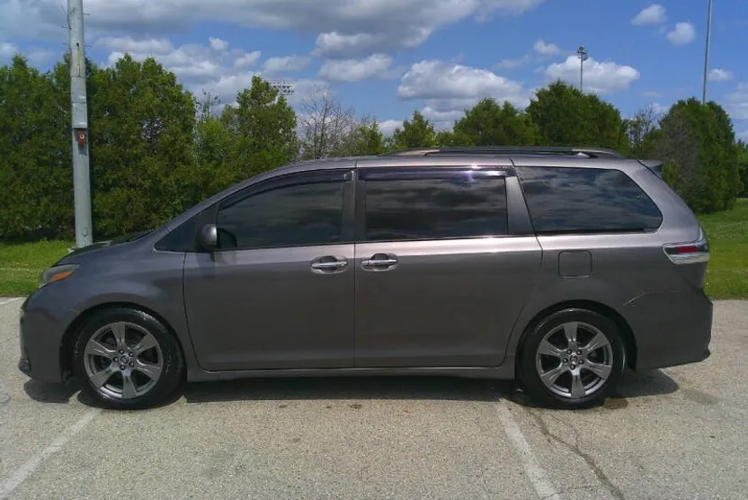2018 Toyota Sienna SE Premium photo 1