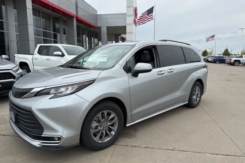 2021 Toyota Sienna XLE photo 1