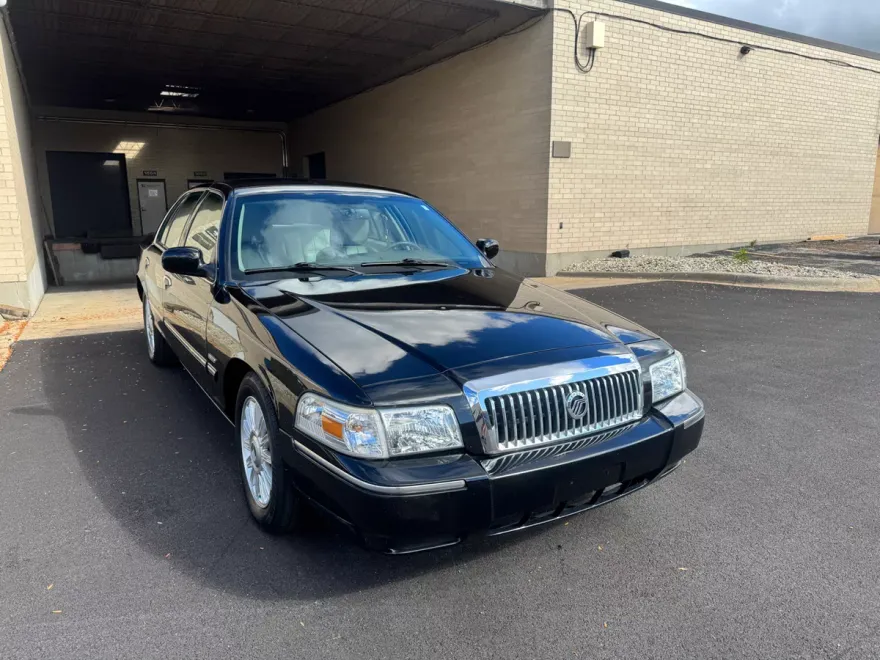 2011 Mercury Grand Marquis LS photo 1