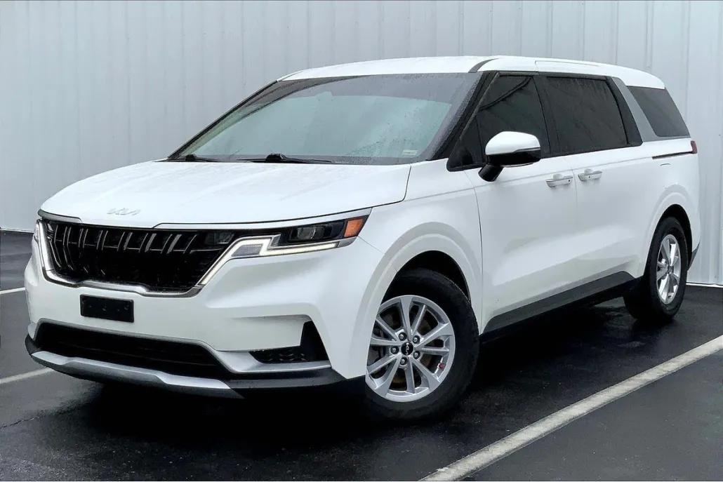 2023 Kia Carnival LX photo 1