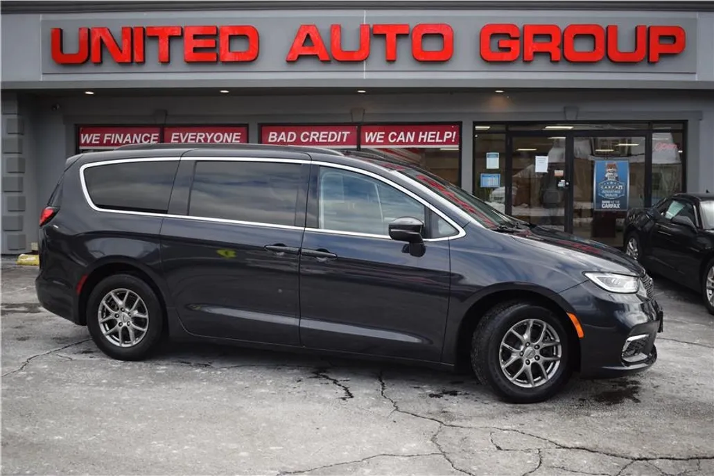 2021 Chrysler Pacifica Touring photo 1