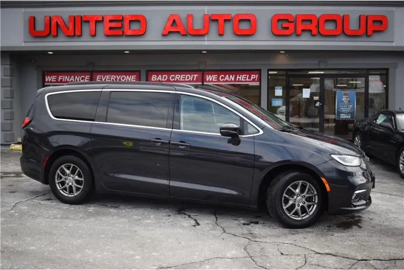 2021 Chrysler Pacifica Touring photo 1